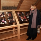 Na piętrze kuźni znajduje się małe muzeum i wystawa zdjęć ilustrujących kucie koni
