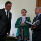 Wicestarosta milicki Szydełko wręcza pamiątkową monografię o Dolinie Baryczy staroście Tirschenreuth