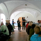 Thomas Beer, rybak, wita gości w spoim gospodarstwie, w pomieszczeniu będącym kiedyś oborą, a dziś pełniącym rolę restauracji