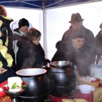 III Jarmark Świąteczny - zupę rybną ufundowaną przez LGR Partnerstwo dla Doliny Baryczy podawała restauracja Parkowa na swoim stoisku