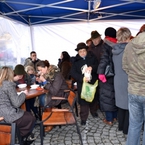 III Jarmark Świąteczny - zupę rybną ufundowaną przez LGR Partnerstwo dla Doliny Baryczy podawała restauracja Parkowa na swoim stoisku