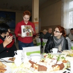 Dziadkowo - spotkanie na świetlicy wiejskiej - szefowa KGW prezentuje kronikę