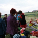 Panie prezentowały kwiaty z bibuły, ręcznie robioną biżuterię czy wyroby z gliny