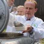 Zupę rybną malewa Włodzimierz Chlebosz - członek zarządu Województwa Dolnośląsiego