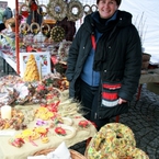 Agnieszka Lesiak i stoisko z suszem roślinnym