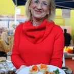 Właścicielka Zagrody Jolanta Bogatsu z konkursową potrawą - dzik na cieciorce.