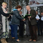 Dyplom i nagrodę dla Rudy Milickiej (II miejsce) wręcza wicestarosta milicki Władysław Szydełko