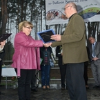 Wyróżenienie dla Dziadkowa sołtys Błaszczyńska przyjmuje z rąk wójta Cieszkowa I. Miecznikowskiego