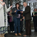 Wyróżnienia sołtys Łaz gratuluje wicestarosta Władysław Szydełko