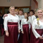 Uśmiechnięte panie z chóru Viatori w oczekiwaniu na swoją kolej