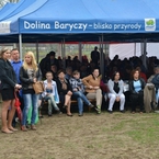 Tłum na publiczności mimo opadów deszczu