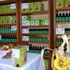 Zagospodarowany kącik sprzedaży a w nim jabłka i soki i wszystkie wyróżnienia.