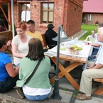 Goście podjęci nalewką porzeczkową i świeżymi owocami nie chcieli jechać w dalszą drogę....