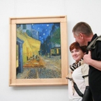 Arleta i Jarek przy jednym z bardziej słynnych dzieł Van Gogh'a - kawiarenki nocą
