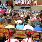 Wśród widzów również regionalne stroje ludowe