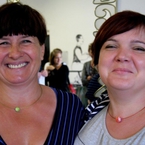 Agnieszka Lesiak i Arleta Orłowska dumnie prezentują samodzielnie zrobione naszyjniki.